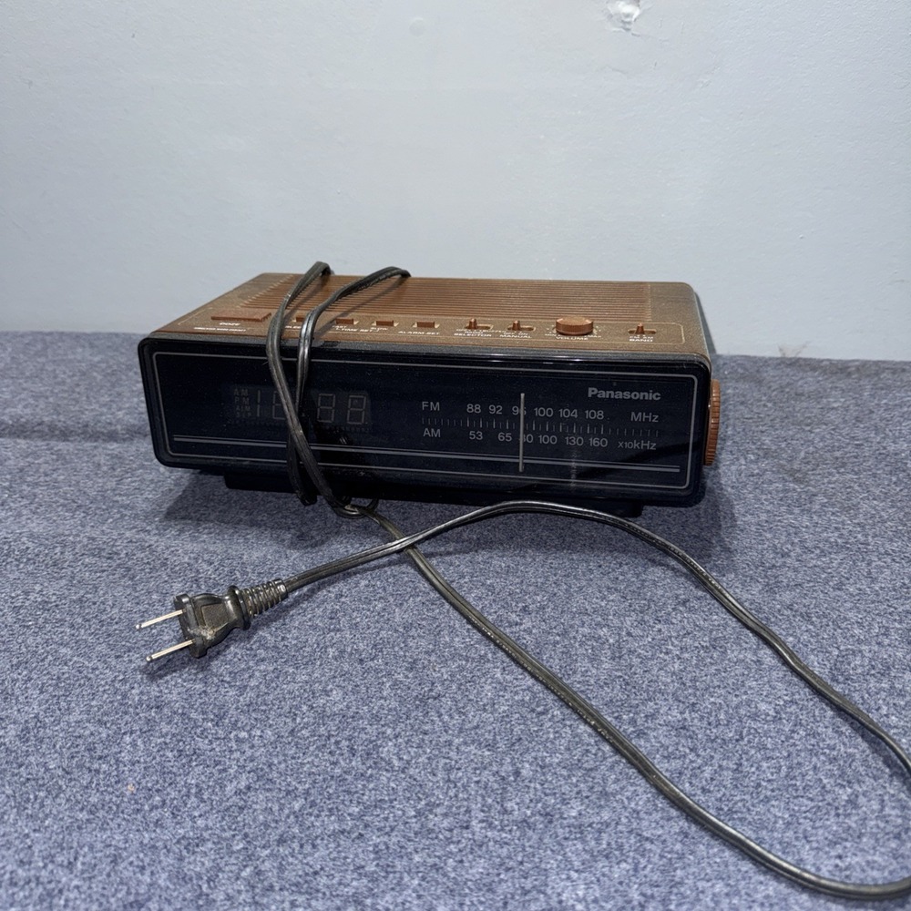 Vintage Panasonic AM/FM Radio Alarm Clock Model No. RC-65